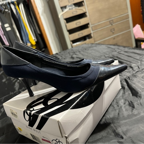 pre loved Navy Nine West Novello Heels​ - Picture 4 of 6